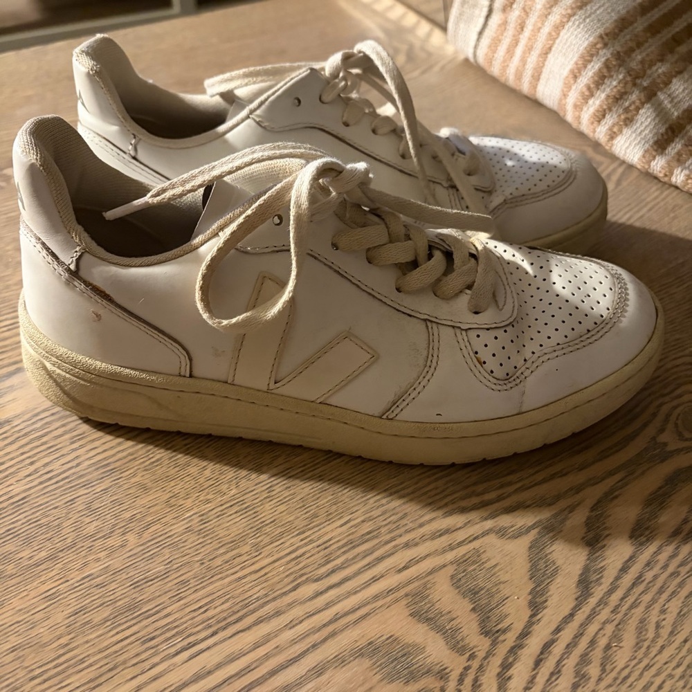 Veja V 10 All White Sneakers size 7 - Picture 3 of 9